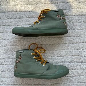 Bangs Green Flower Embroidered Shoes